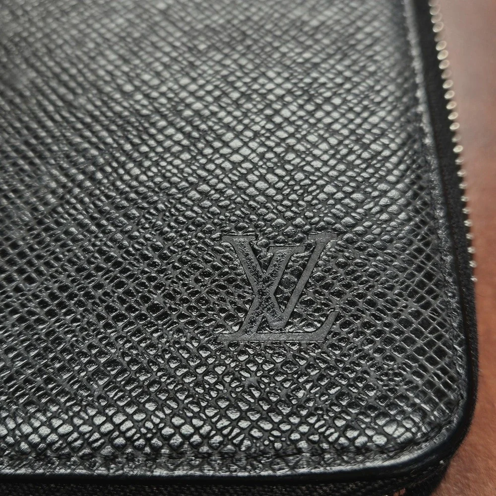 Louis Vuitton Taiga Zippy Organizer NM Black Wallet 2021 France LM0261 READ - Picture 3 of 14